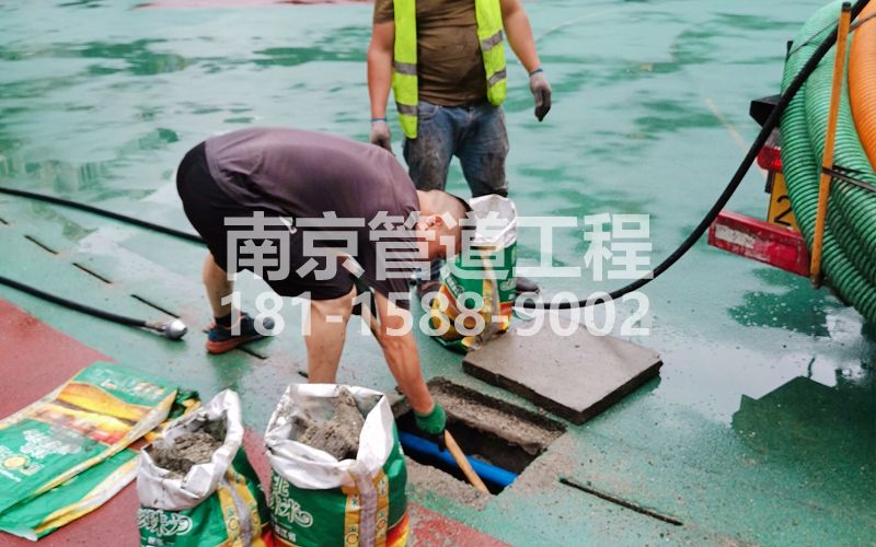 迈皋桥街管道清淤