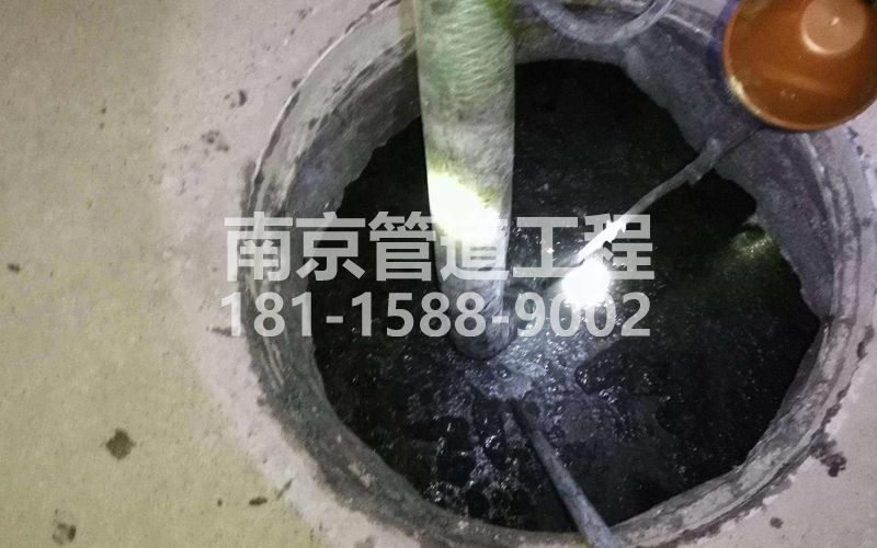 216迈皋桥街清理化粪池