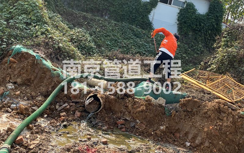 263迈皋桥街工地化粪池清理
