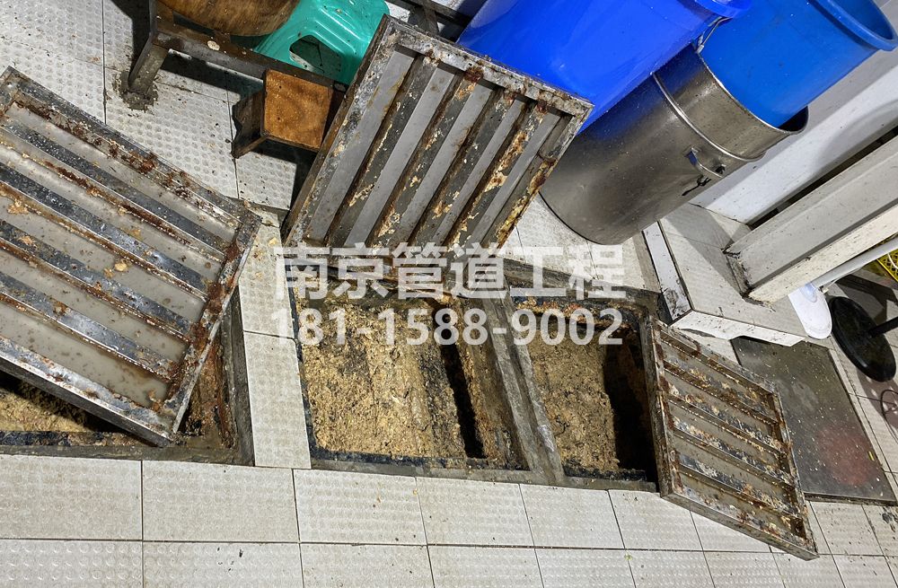 278迈皋桥街城管中队食堂隔油池清理