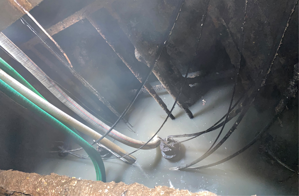 272迈皋桥街商城污水池清运