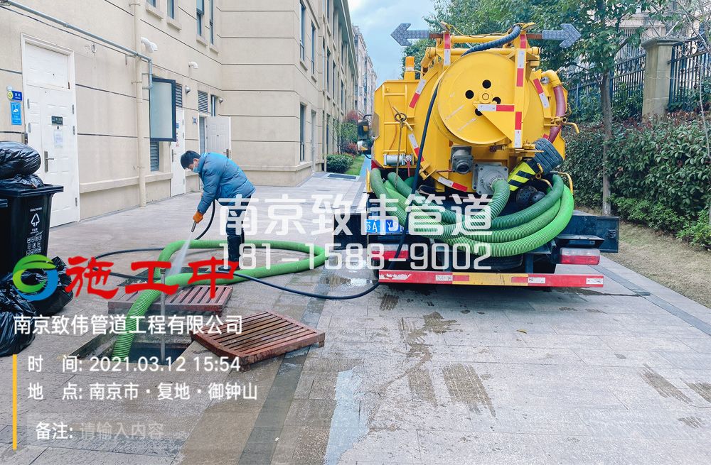 322迈皋桥街幼儿园隔油池清理